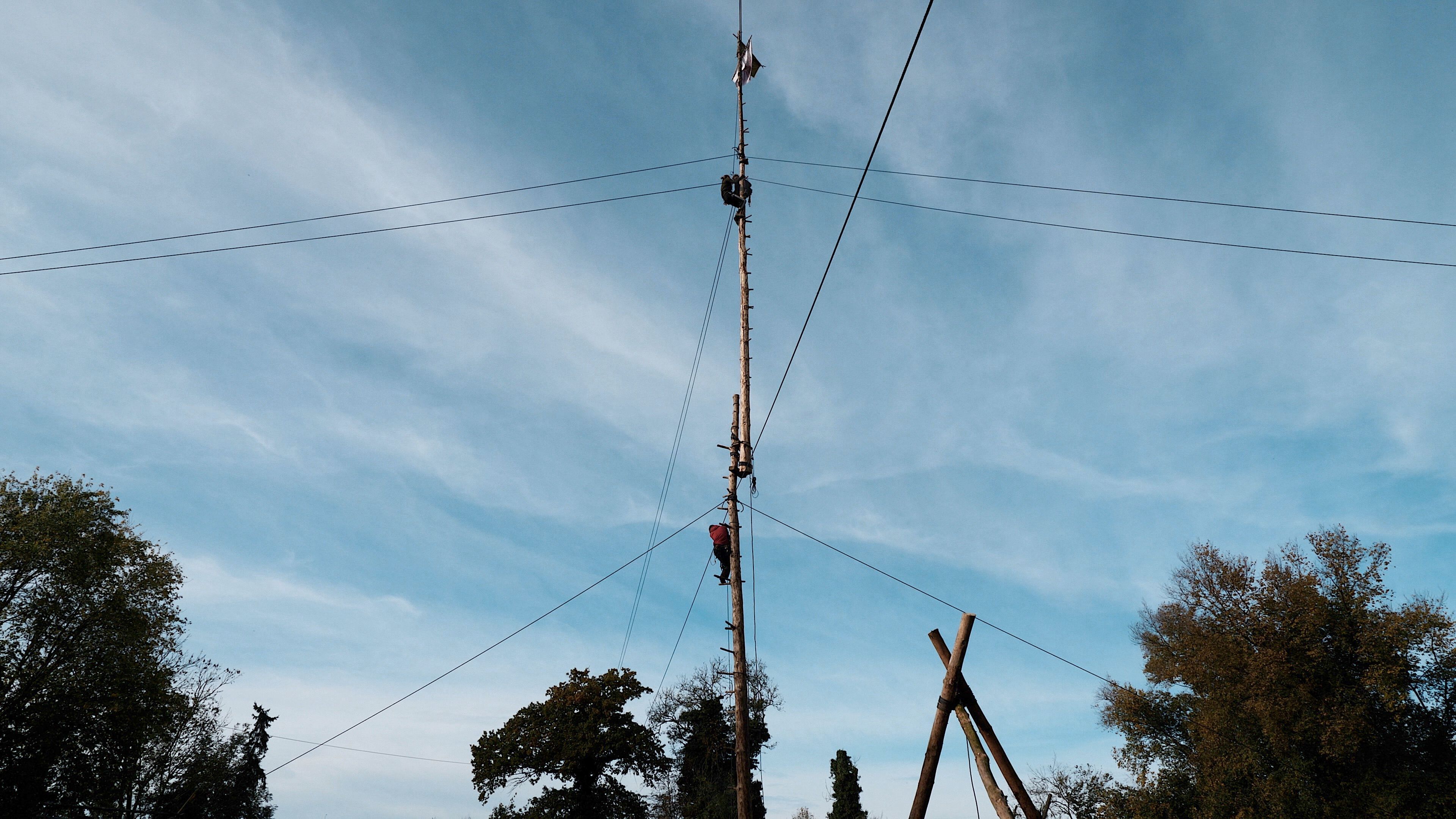 Two activists climbing and refining the construction of a blocking infrastructure. Photo by John Mio Mehnert.