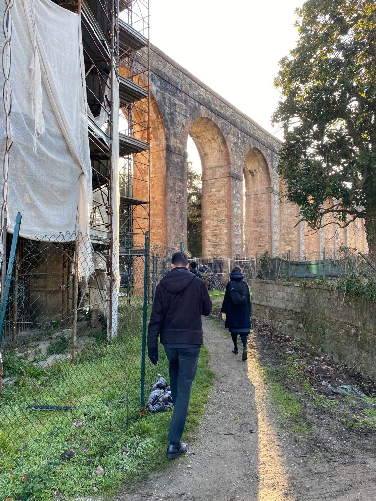 The participants walking along the monumental Nottolini Acqueduct