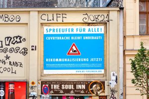 The banner of spreeufer für alle calling for Cuvrybrache re-communalization